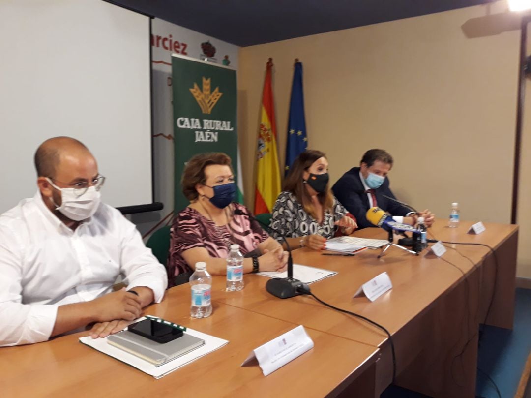 Mesa de inauguración, de izquierda a derecha, alcalde de Bedmar, Pablo Ruiz, vicepresidenta de la Diputación Provincial de Jaén Pilar Parra, subdelegada del Gobierno de España, Catalina Madueño y Luis Jesús García Lomas de Fundación Caja Rural