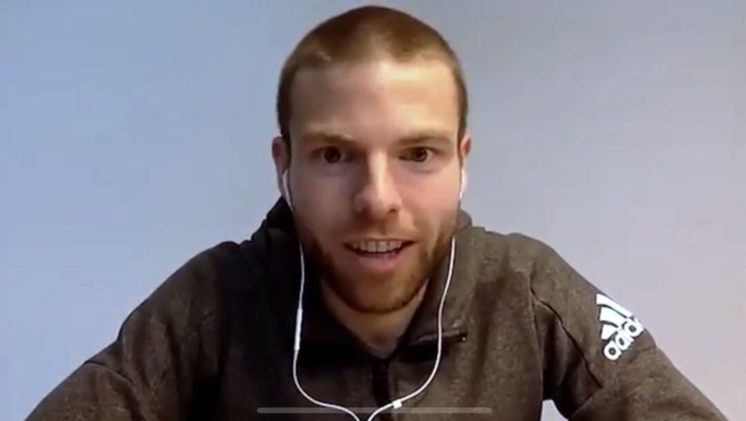 Illarramendi durante la videoconferencia con el polifacético Ibon Zugasti