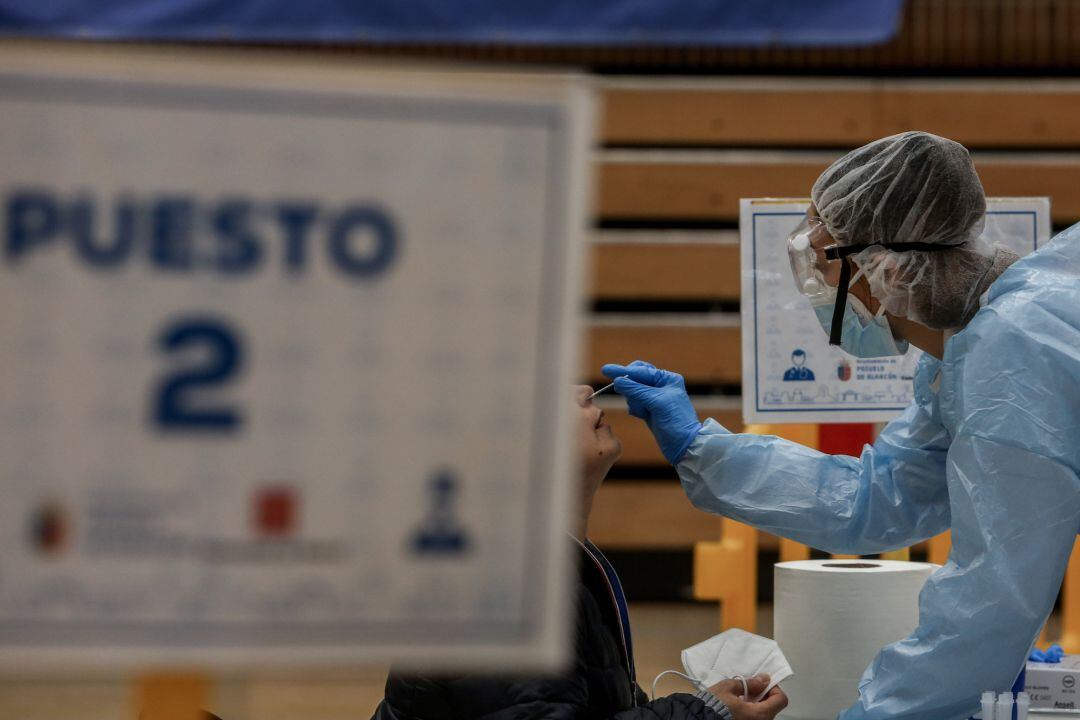 Una sanitaria realiza un test de antígenos para detección del coronavirus.