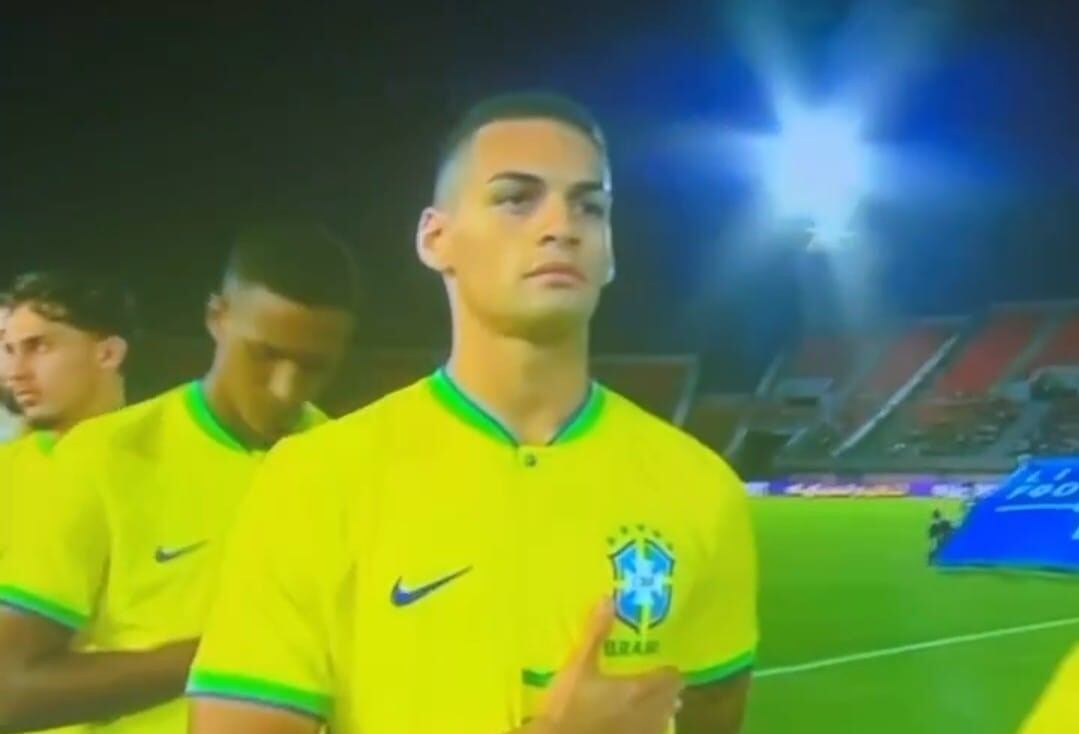 Kaiky, concentrado escuchando el himno de Brasil.