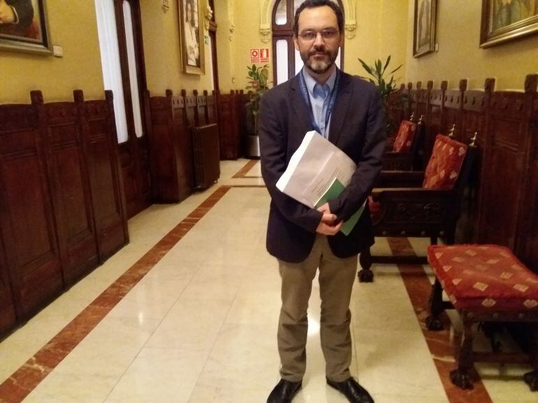 El jefe en funciones del servicio de Neurología del HUCA, Sergio Calleja, en la Junta General del Principado.