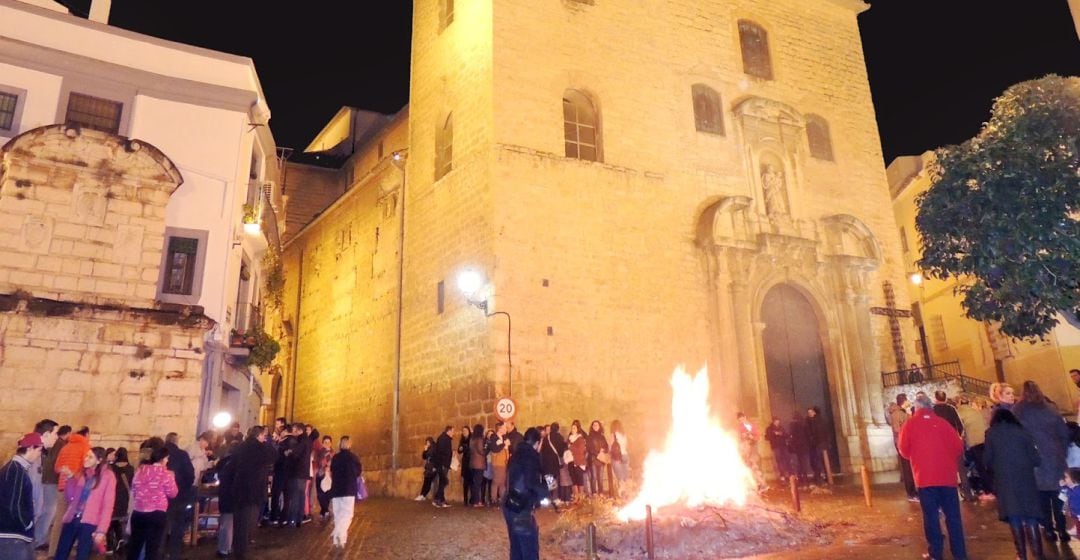 Lumbre de San Antón encendida en la iglesia de La Merced, en Jaén capital.