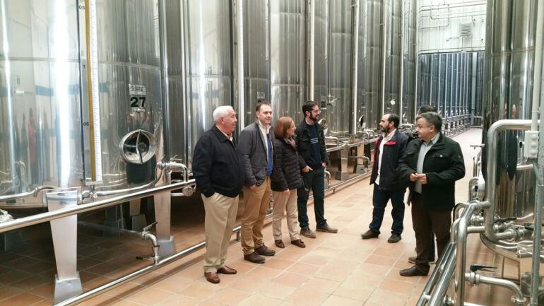 El delegado de Agricultura de la Junta en Granada, Manuel García, visita una almazara en la comarca del Poniente