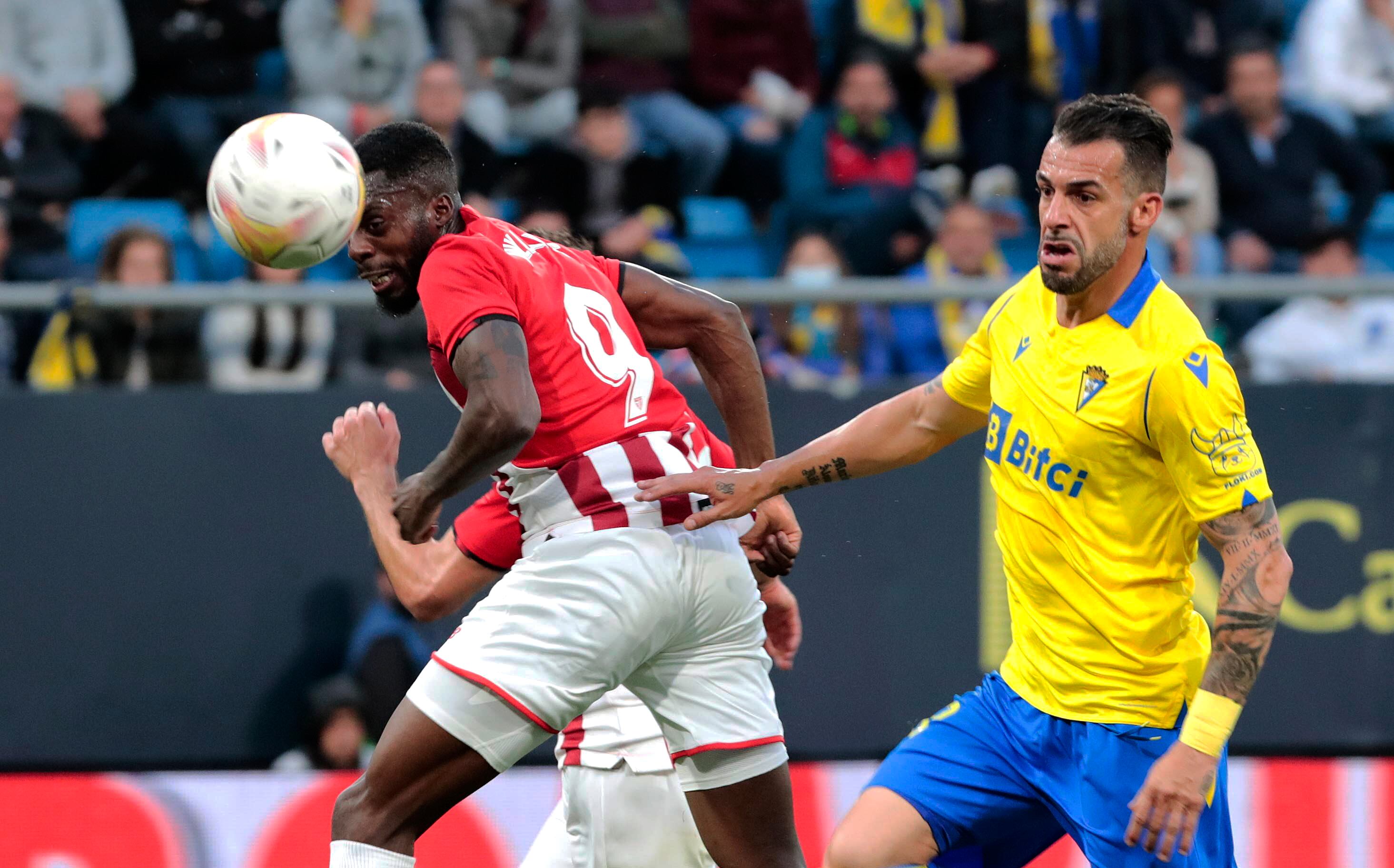 Iñaki Williams remata de cabeza para marcar un gol que fue anulado por el VAR, durante el encuentro correspondiente a la jornada 33 de Primera División que Cádiz CF y Athletic Club