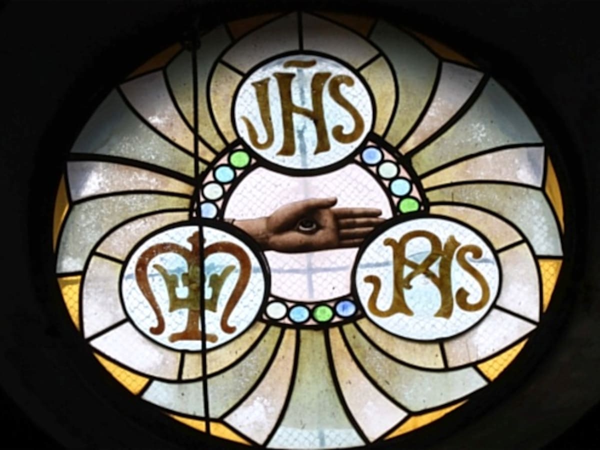 Descubren dos vidrieras de Gaudí en una capilla particular de Barcelona