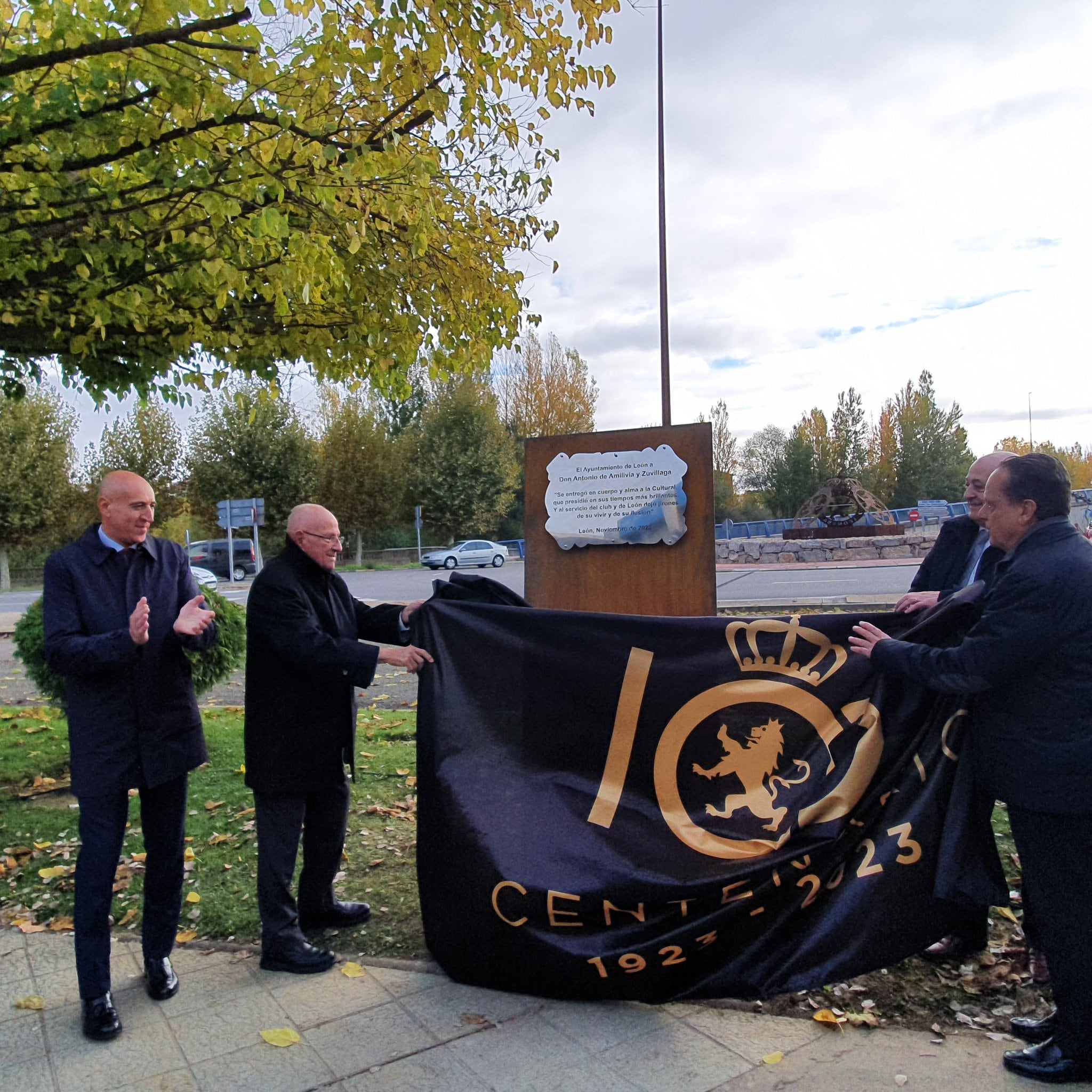 Representantes de la familia Amivilia descubren el monolito en memoria del ex presidente de la Cultural