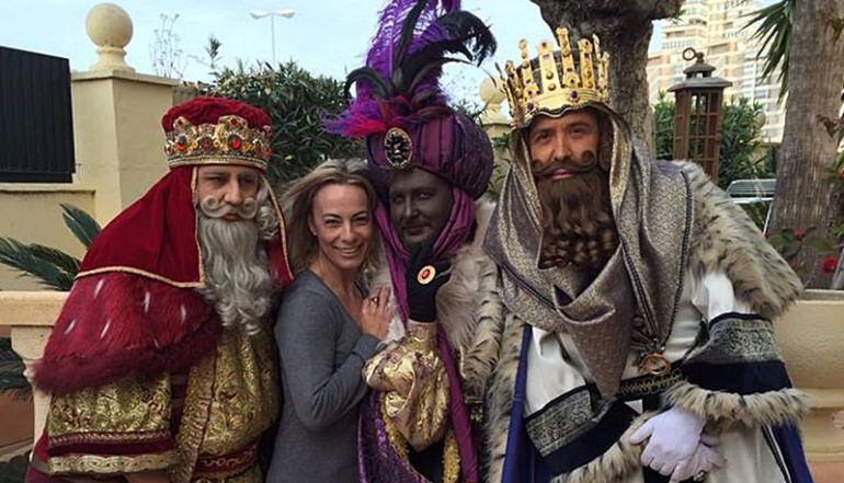 Sonia Castedo posa con los Reyes Magos en el jardín de su casa