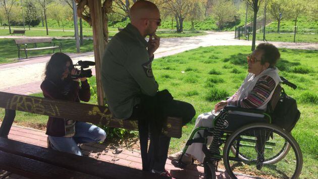 Nuko y su madre, Ana María, en un momento durante el rodaje del documental.