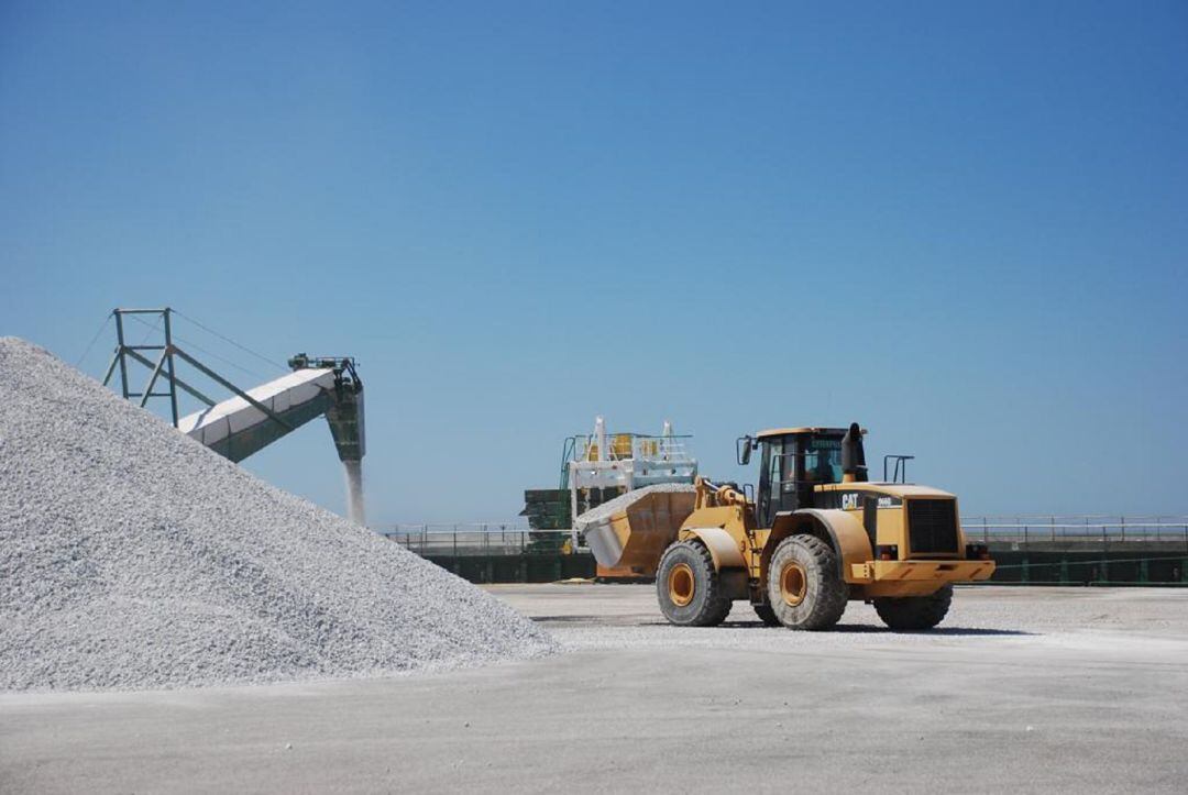 Mercancía de granito en las instalaciones del Puerto de Motril preparándose para su exportación