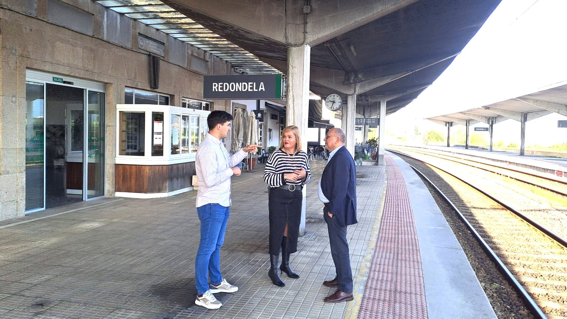 La alcaldesa, Digna Rivas, en la estación de tren de Redondela