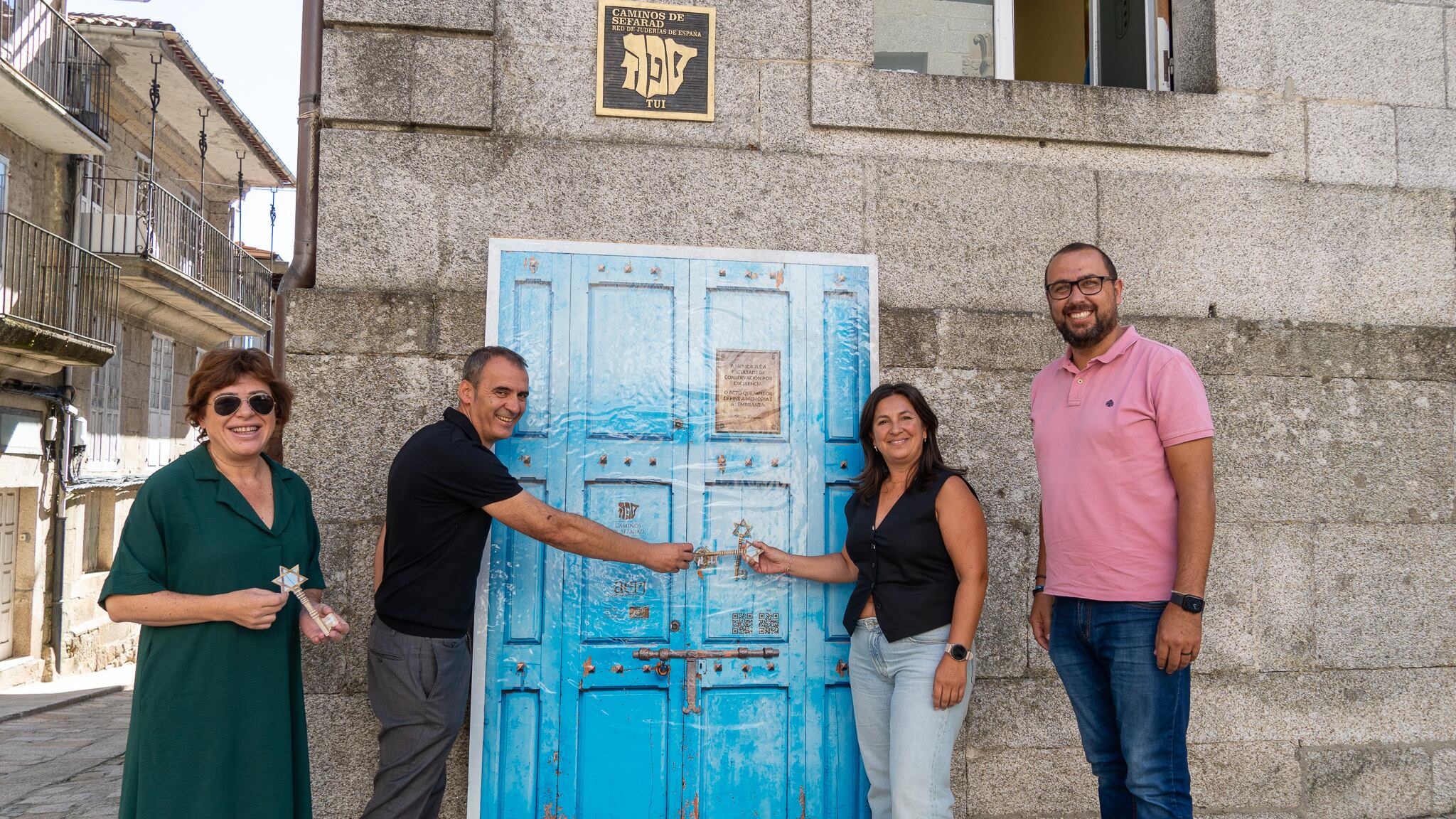 O alcalde de Tui, Enrique Cabaleiro (segundo pola esquerda), xunto aos concelleiros Sonsoles Vicente, Ana Núñez e Rafa Estévez