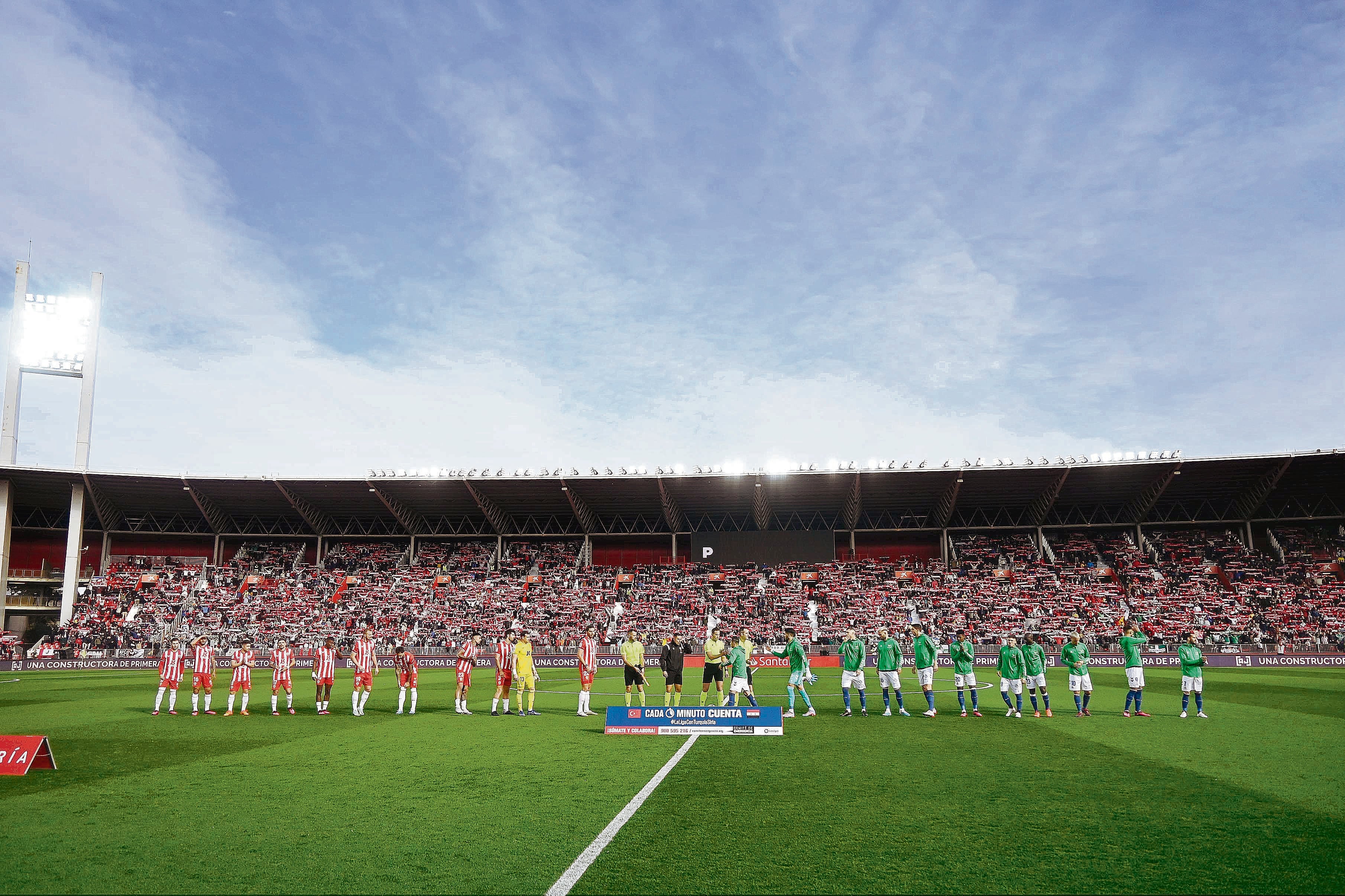 Ambientazo en la previa del partido del Almería con el Betis en el Estadio de los Juegos Mediterráneos.