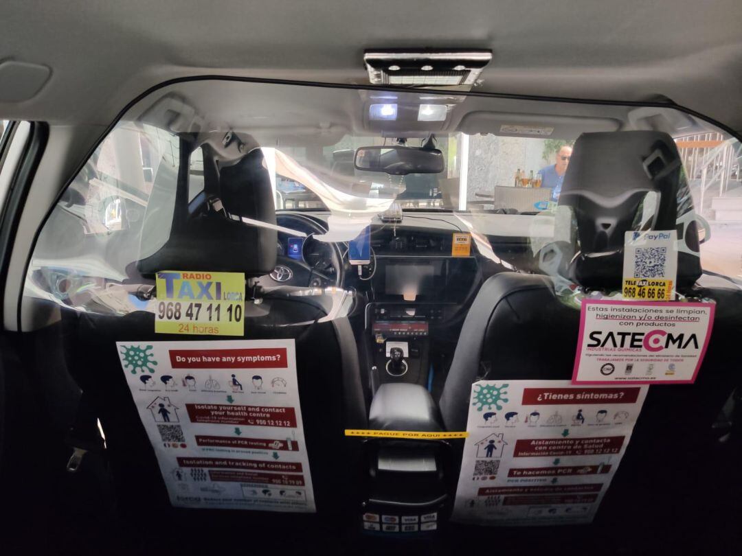 Carteles informativos en el interior de un taxi