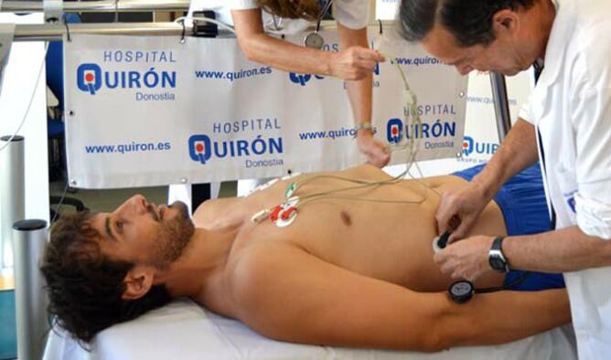 El pivot cántabro David Doblas realiza las pruebas médicas en la clínica Quirón