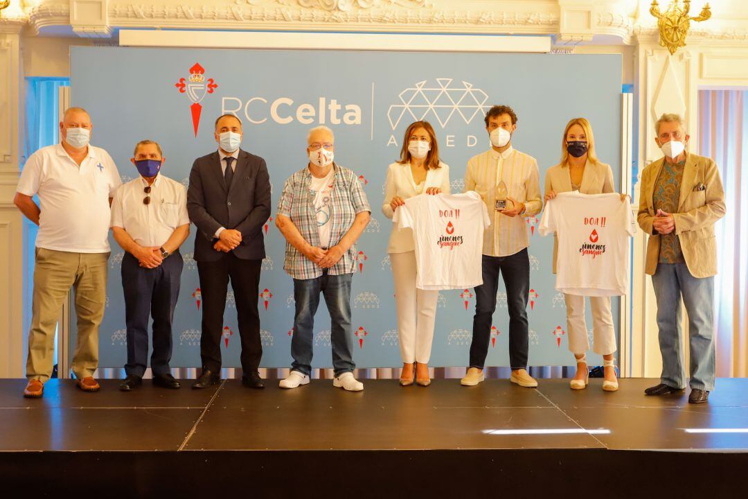 Acto de entrega de la distición a Sergio Álvarez