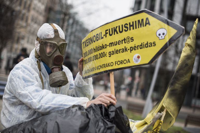 El Foro contra Garoña realizó una concentración ante la sede central de la compañía Iberdrola en Bilbao para exigir el cierre definitivo de la central nuclear ubicada en el pueblo del mismo nombre en Burgos. 