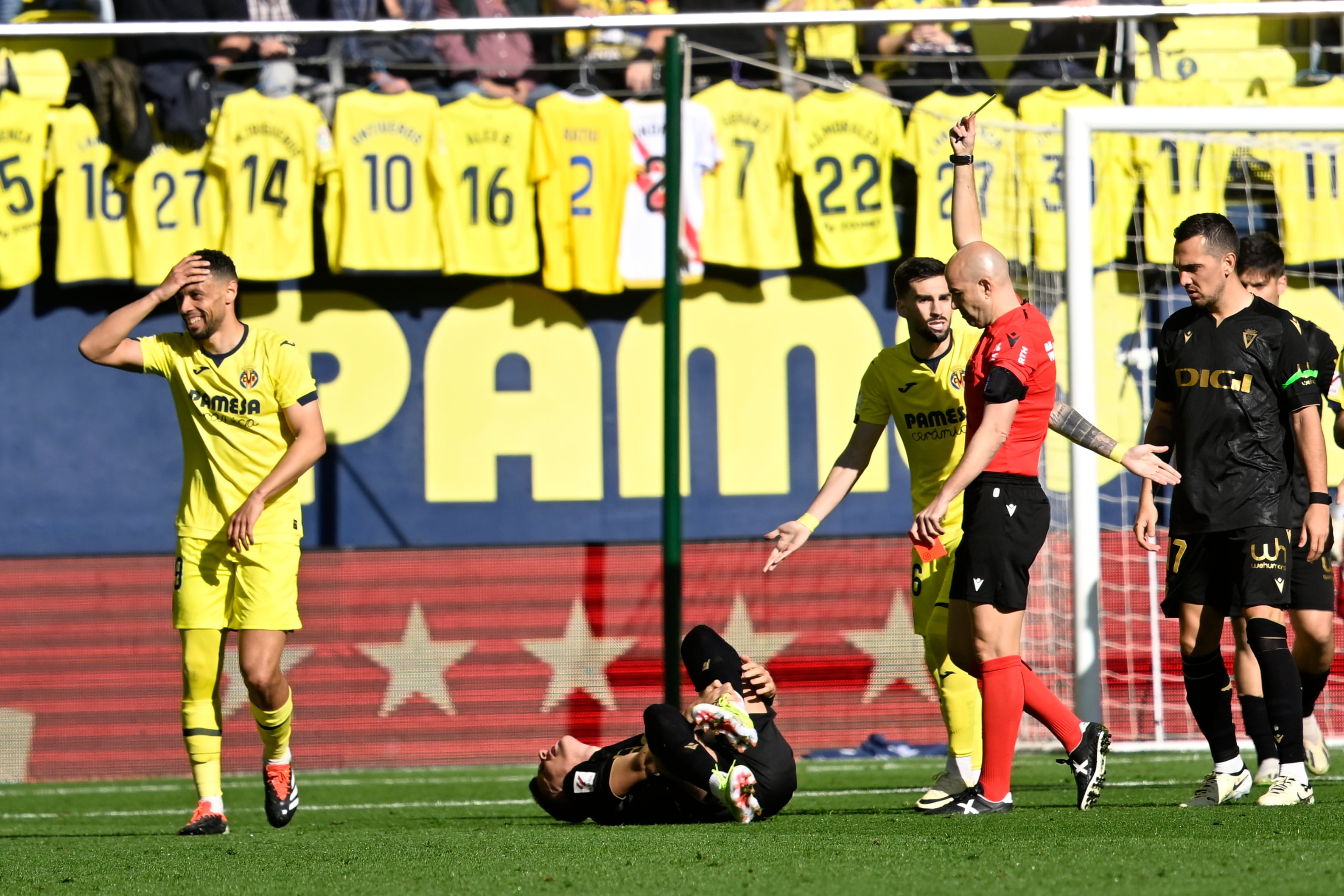 VILLARREAL (CASTELLÓN), 04/02/2024.- El árbitro del encuentro muestra tarjeta amarilla al centrocampista francés del Villarreal Francis Coquelin (i) durante el partido de jornada 23 de LaLiga EA Sports disputado este domingo en el estadio de La Cerámica, en Villarreal. EFE/Andreu Esteban