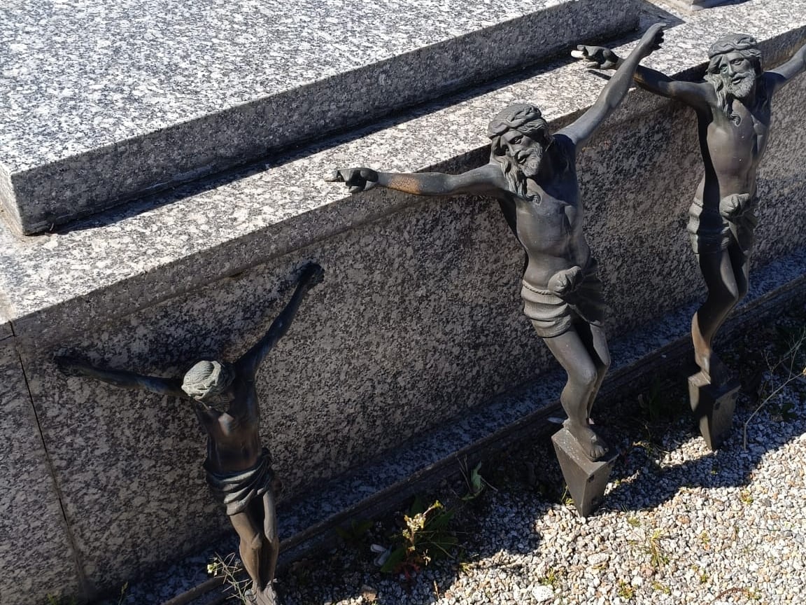 Imagen de algunos de los crucifijos recuperados