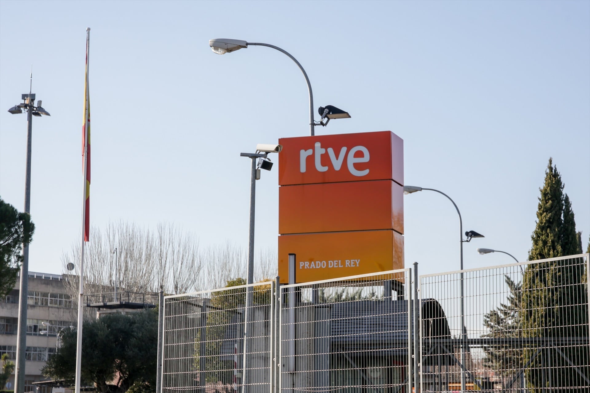 Logotipo de Radio Televisión Española en la sede de Prado del Rey, Madrid