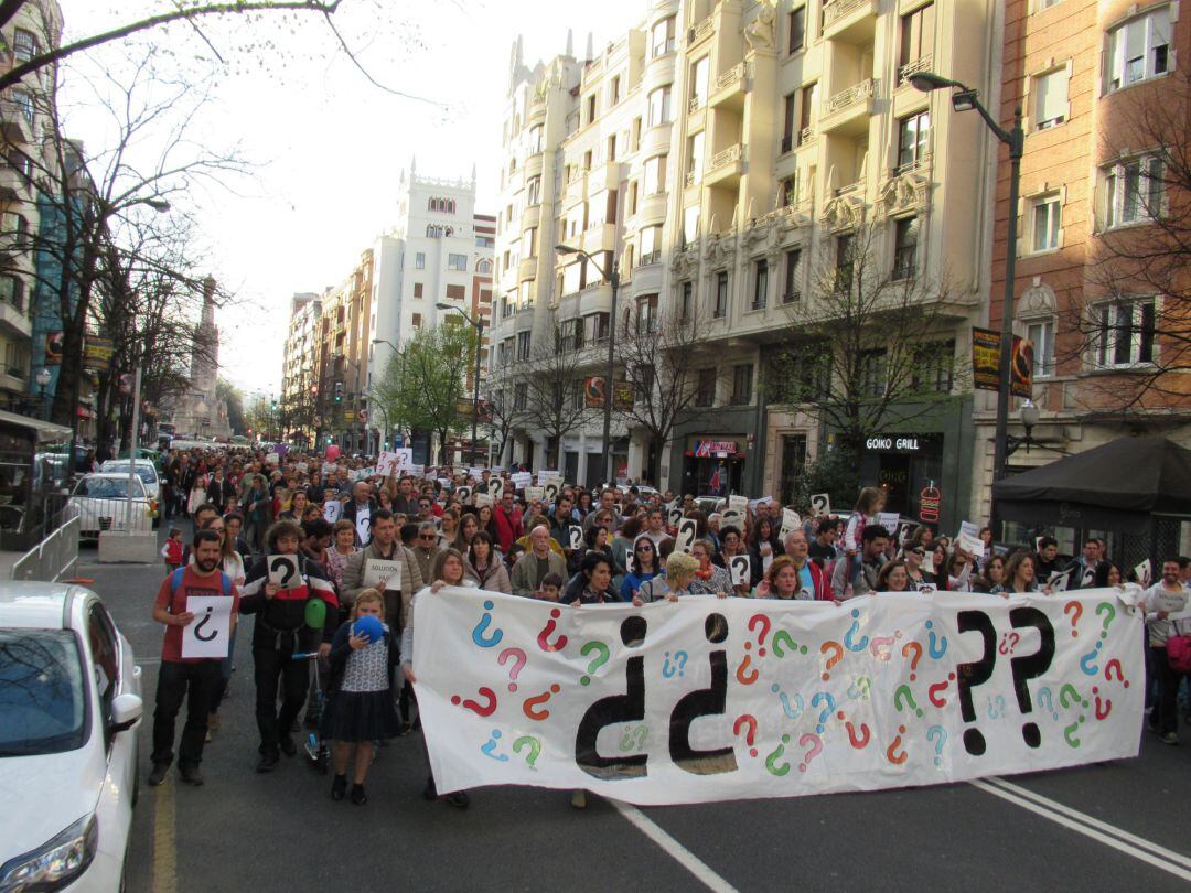 Manifestación de AMPAs de centros de iniciativa social. Cientos de padres, madres y alumnos de centros de iniciativa social piden en Bilbao una solución al conflicto. 
 
 