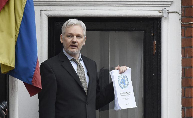 Julian Assange durante una rueda de prensa desde el balcón de la embajada de Ecuador en Londres.