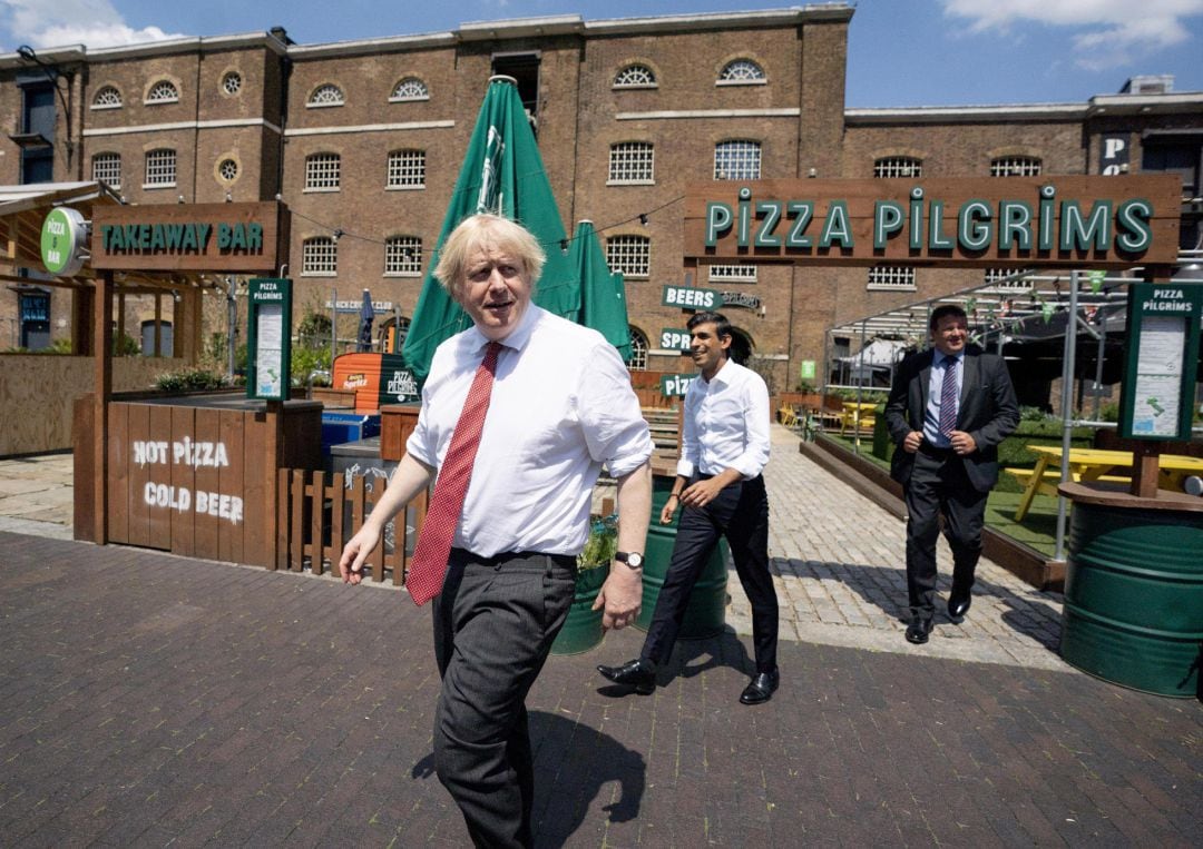 Boris Johnson camina por las calles de Londres.