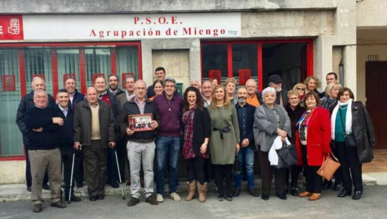 El alcalde expulsado del PSOE, Jesús Jara (octavo por la izquierda), junto al secretario general del PSC-PSOE, Pablo Zuloaga