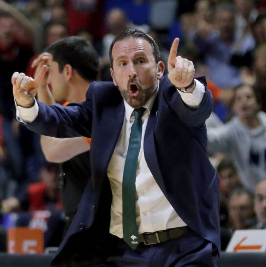 GRA432. MÁLAGA, 18/03/2016.- El entrenador de Unicaja, Joan Plaza, durante el partido correspondiente a la decimoprimera jornada del Top 16 de la Euroliga ante el Estrella Roja disputado esta noche en el Palacio de Deportes José María Martín Carpena, en M