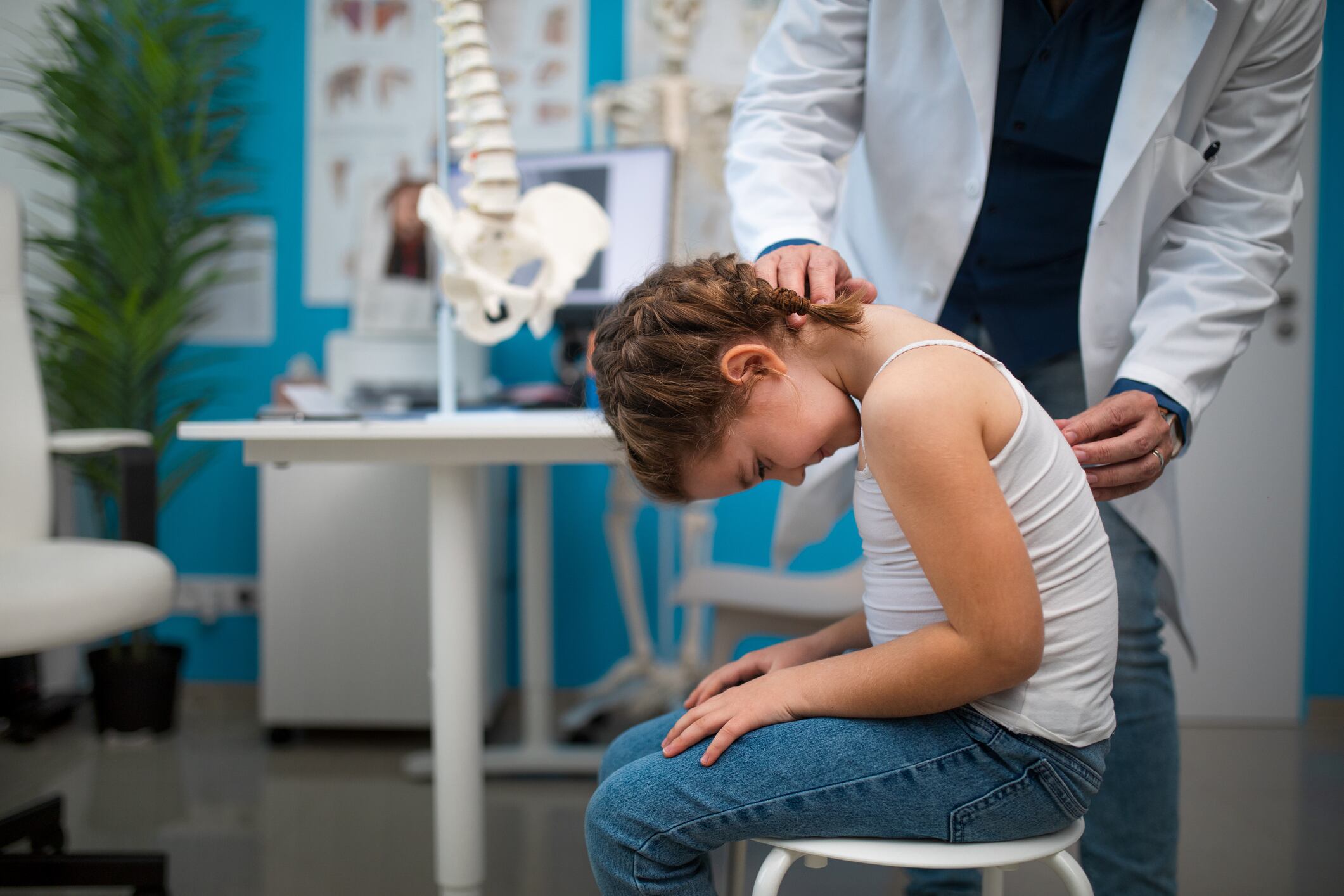 Un pediatra examina a una niña pequeña