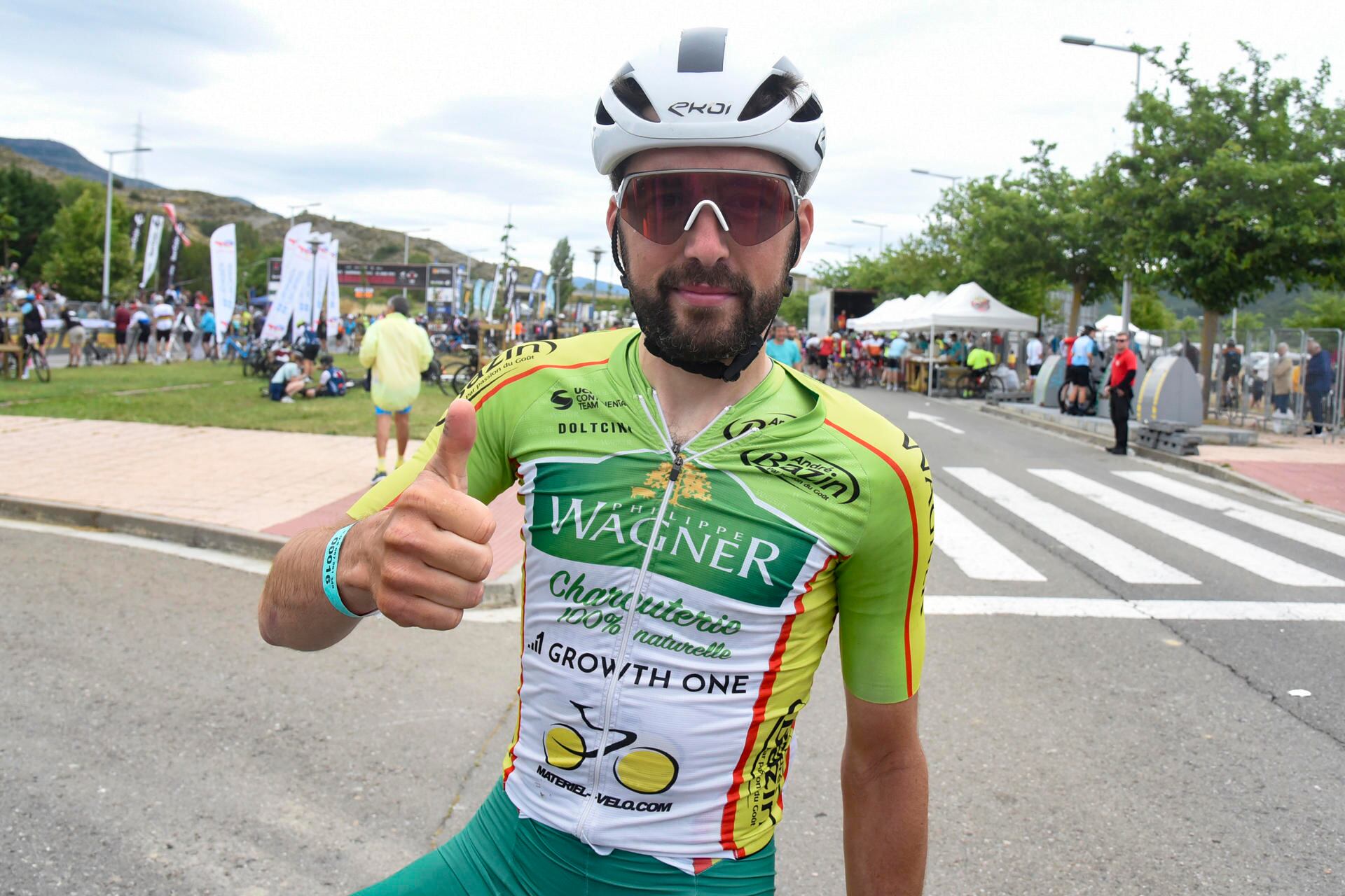 El ciclista francés Alexis Guerin ha llegado primero a la meta de la marcha cicloturista internacional Quebrantahuesos, celebrada este sábado en Sabiñánigo (Huesca), con un tiempo de 5h12:24, el récord de esta prueba, tras recorrer casi 200 kilómetros entre tierras españolas y francesas, que hasta ahora tenía Alejandro Valverde. EFE/ Javier Blasco