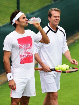 Edberg prepara las bolas para que Federer saque en un entrenamiento