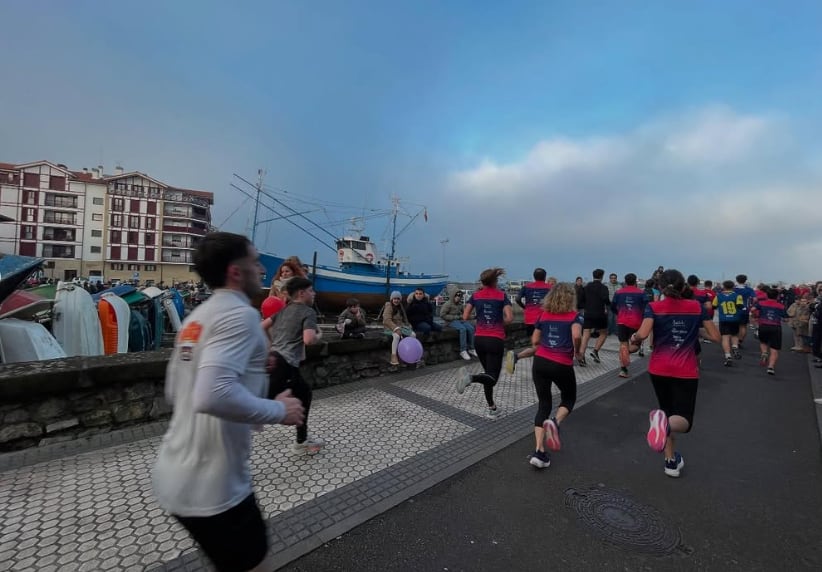 Corredores durante la San Silvestre Sport Mundi Hondarribia 2024. Imagen: hondarribiko_udala