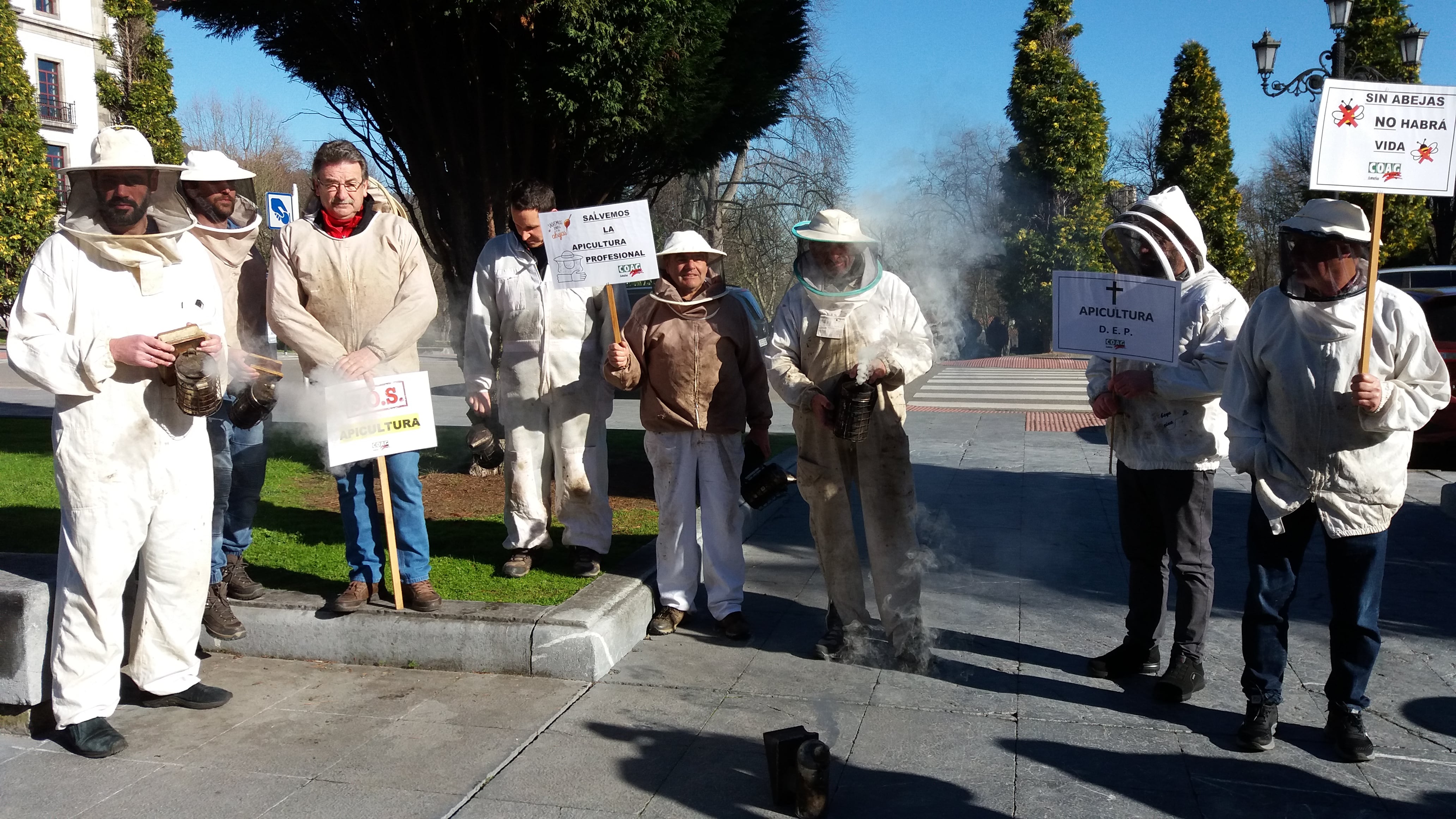 Protesta de los apicultores ante la Delegación del gobierno en Asturias.