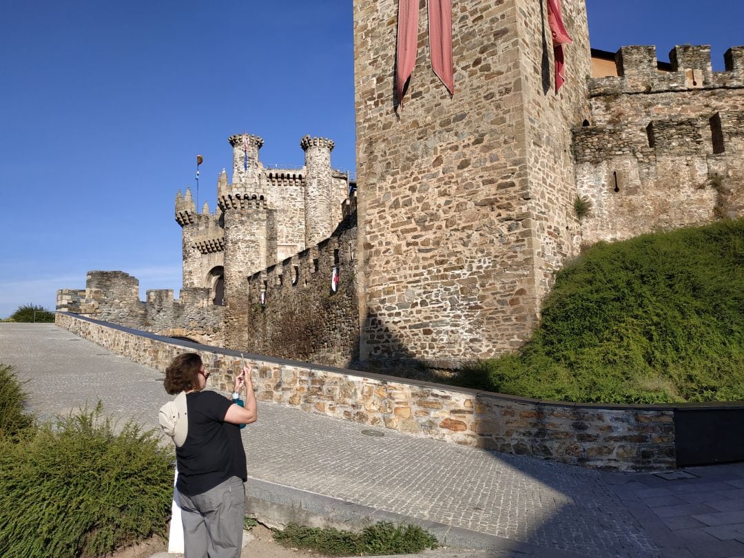 Una turista fotografía el Castillo