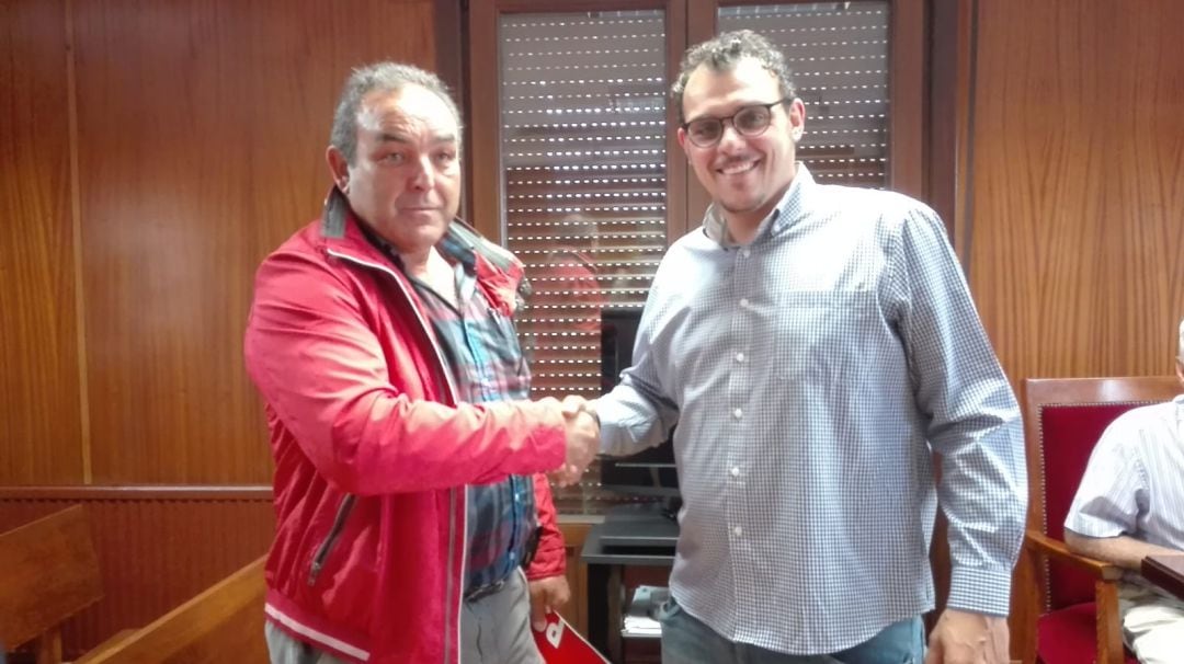 Tomás del Bién estrecha la mano del alcalde de Morales de Toro, Luis Segovia, el día en que fue elegido diputado provincial el actual alcalde de Toro