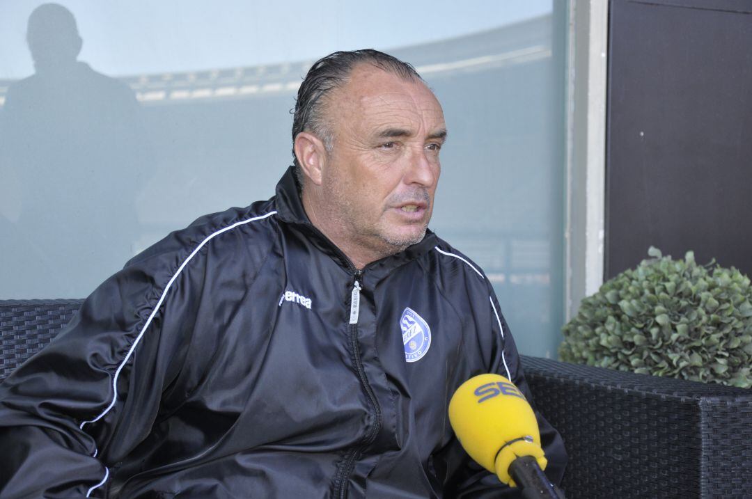 Josu Uribe durante una rueda de prensa en Chapín