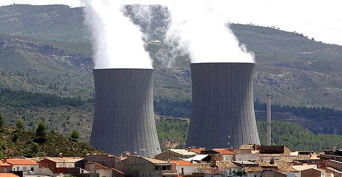 Las torres de refrigeración de la central nuclear de Cofrentes, en Valencia, una de las que muestran graves faltas tras un informe sobre las pruebas de resistencia