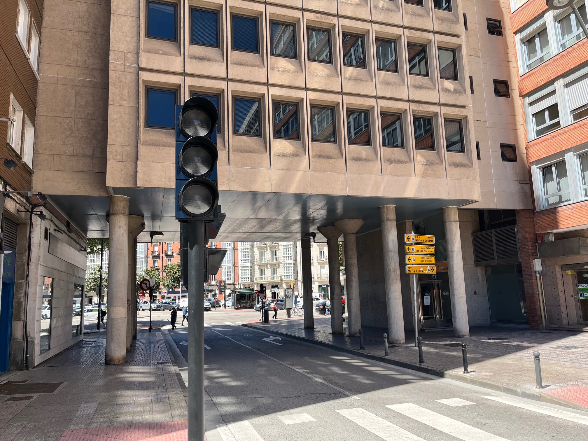 Semáforo apagado en la Plaza de España de Burgos