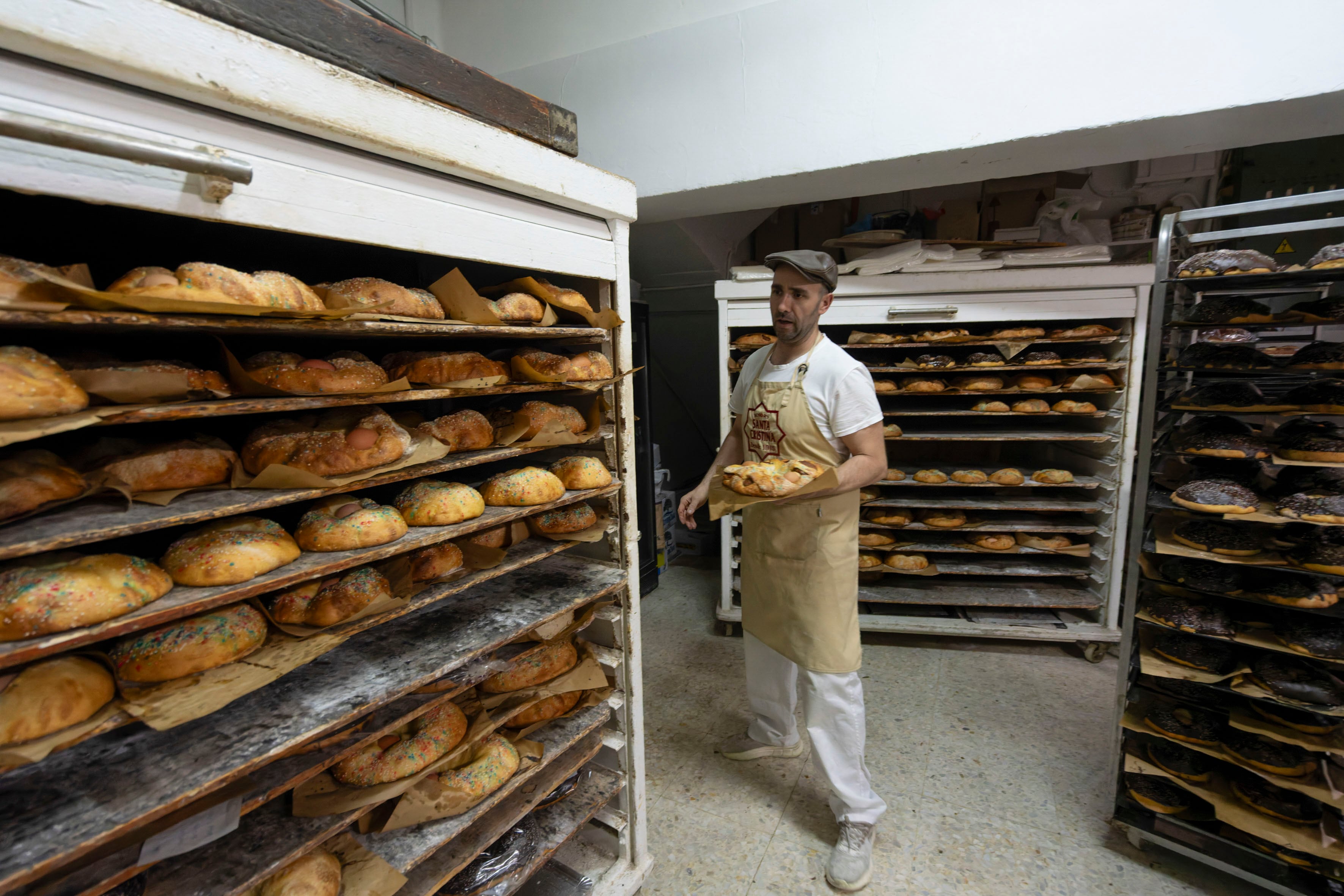 TERUEL, 06/04/2026.- Un panadero en un obrador de Teruel. La Seguridad Social ha alcanzado un nuevo récord con 21.882.147 afiliados, tras registrar un incremento histórico para un mes de marzo con 211.510 ocupados más gracias al tirón de la hostelería en Semana Santa, al tiempo que el desempleo cae a niveles desconocidos desde 2008. EFE/Antonio Garcia