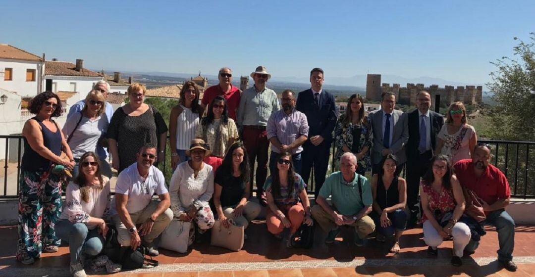 El diputado de Promoción y Turismo, Fran Lozano, junto a agentes de viaje de Castilla y León con el Castillo de Baños de la Encina al fondo.