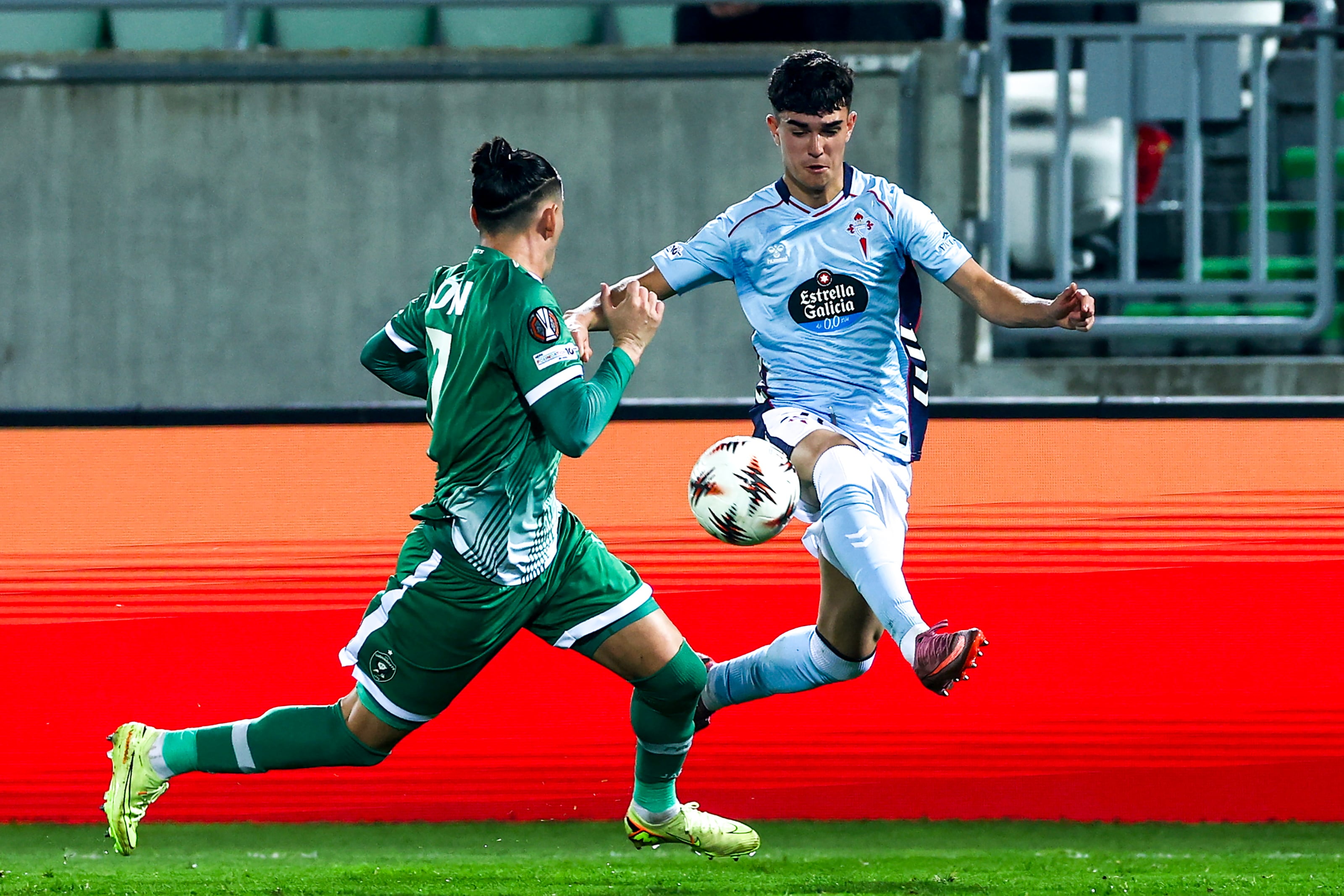 Razgrad (Bulgaria), 27/11/2025.- Celta&#039;s Angel Arcos (R) in action against Ludogorets&#039; Caio Vidal (L) during the UEFA Europa League league phase match between PFC Ludogorets Razgrad and Celta Vigo in Razgrad, Bulgaria, 27 November 2025. EFE/EPA/BORISLAV TROSHEV
