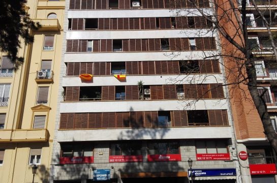 Dos banderas nacionales ondean en los balcones del domicilio de Rita Barbera