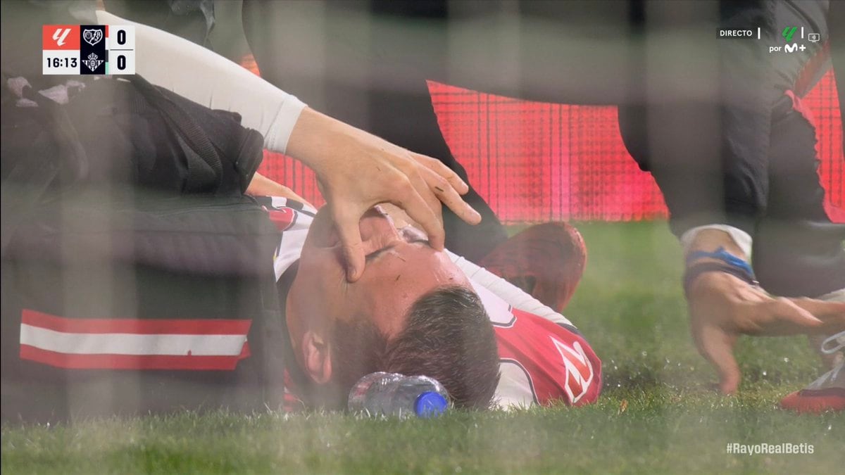 Jorge de Frutos tumbado en el césped. @MovistarFutbol