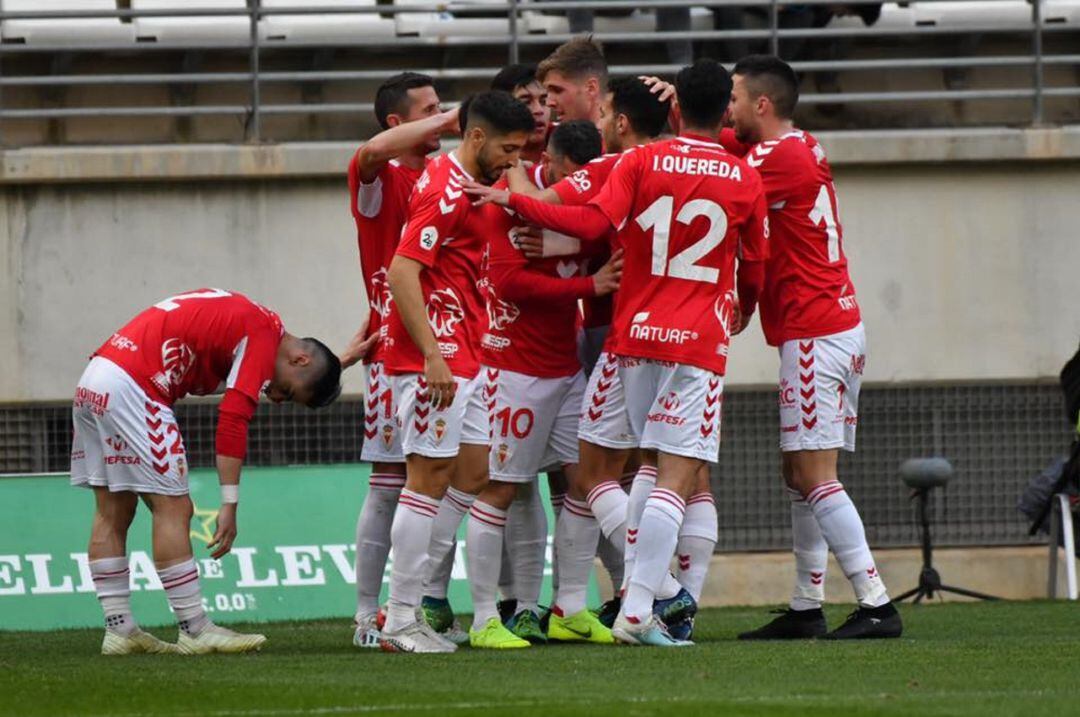 Los jugadores del Real Murcia celebran el gol de Curto contra el Córdoba