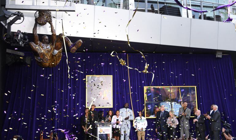 Shaquille ya tiene su estatua en el Staples Center de Los Angeles