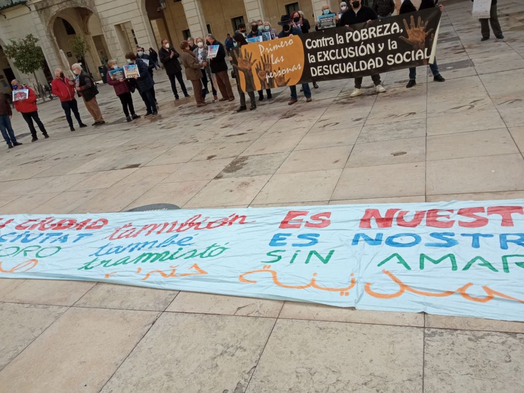 Protesta en la plaza del Ayuntamiento de las asociaciones firmantes de las alegaciones contra la Ordenanza de Convivencia.