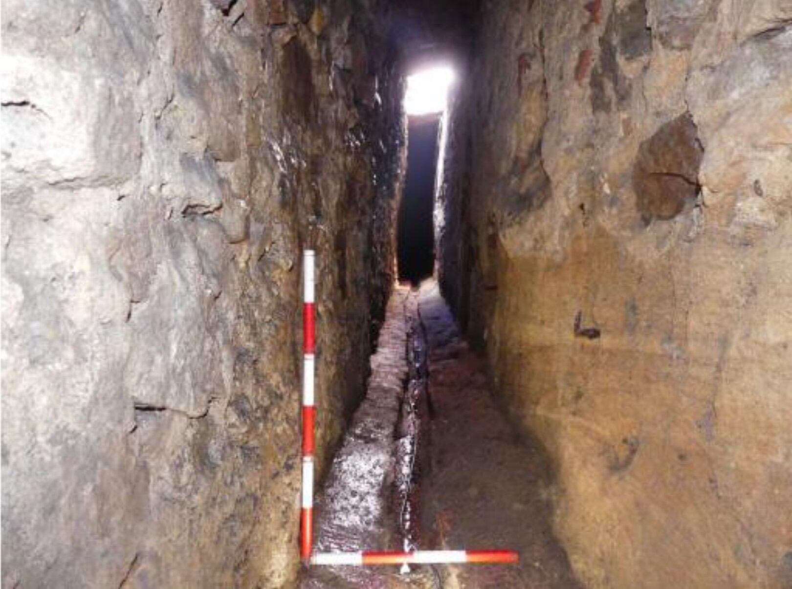 Descubren una galería de drenaje del siglo XVII en la iglesia de Santa Eulalia