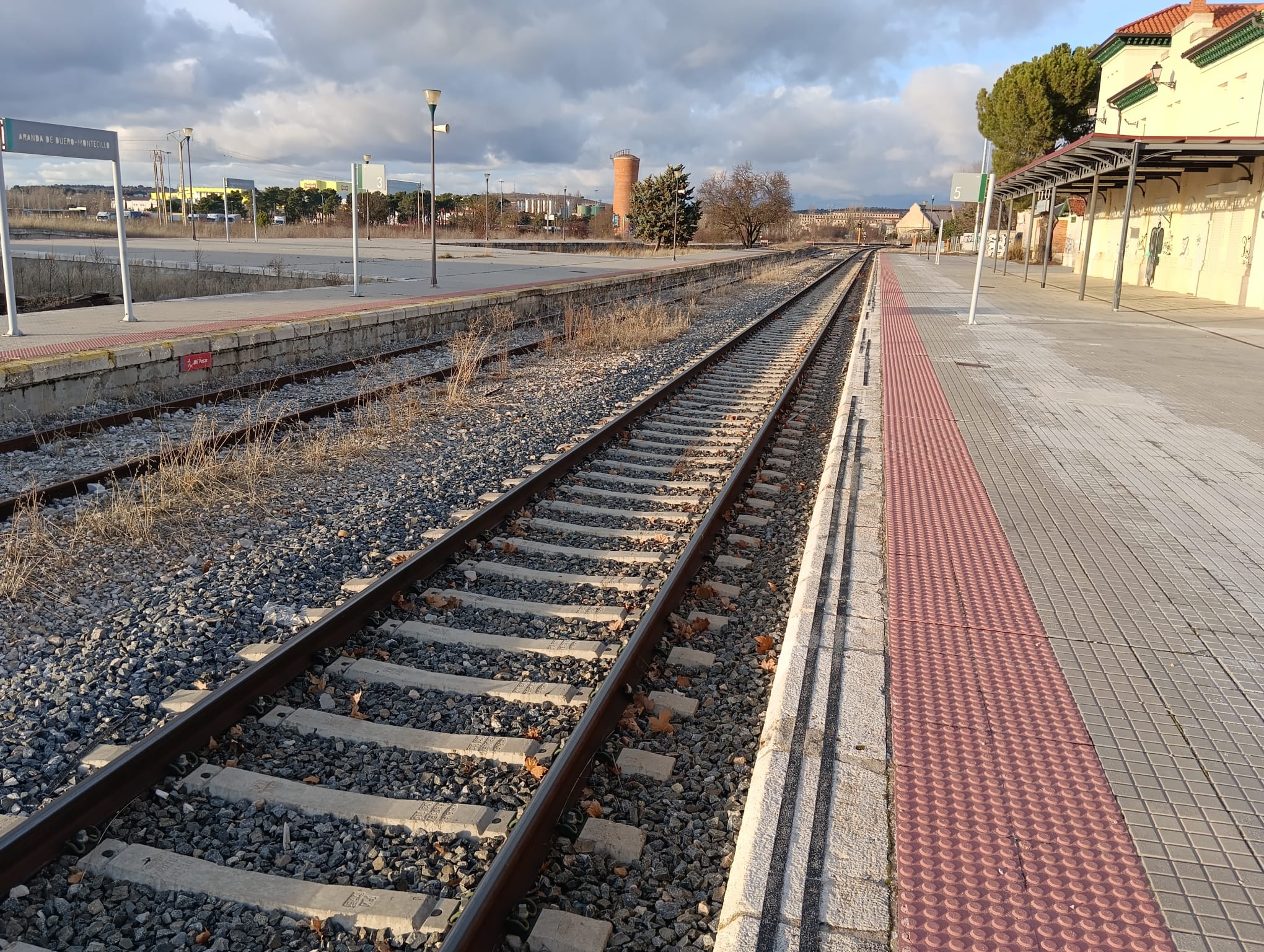 Vía del Tren Directo en la estación del Montecillo, en Aranda de Duero