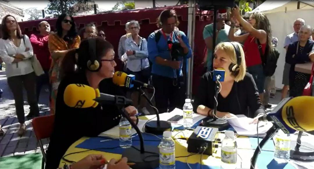 La alcaldesa de Móstoles, Noelia Posse, y la periodista Ana Iriarte