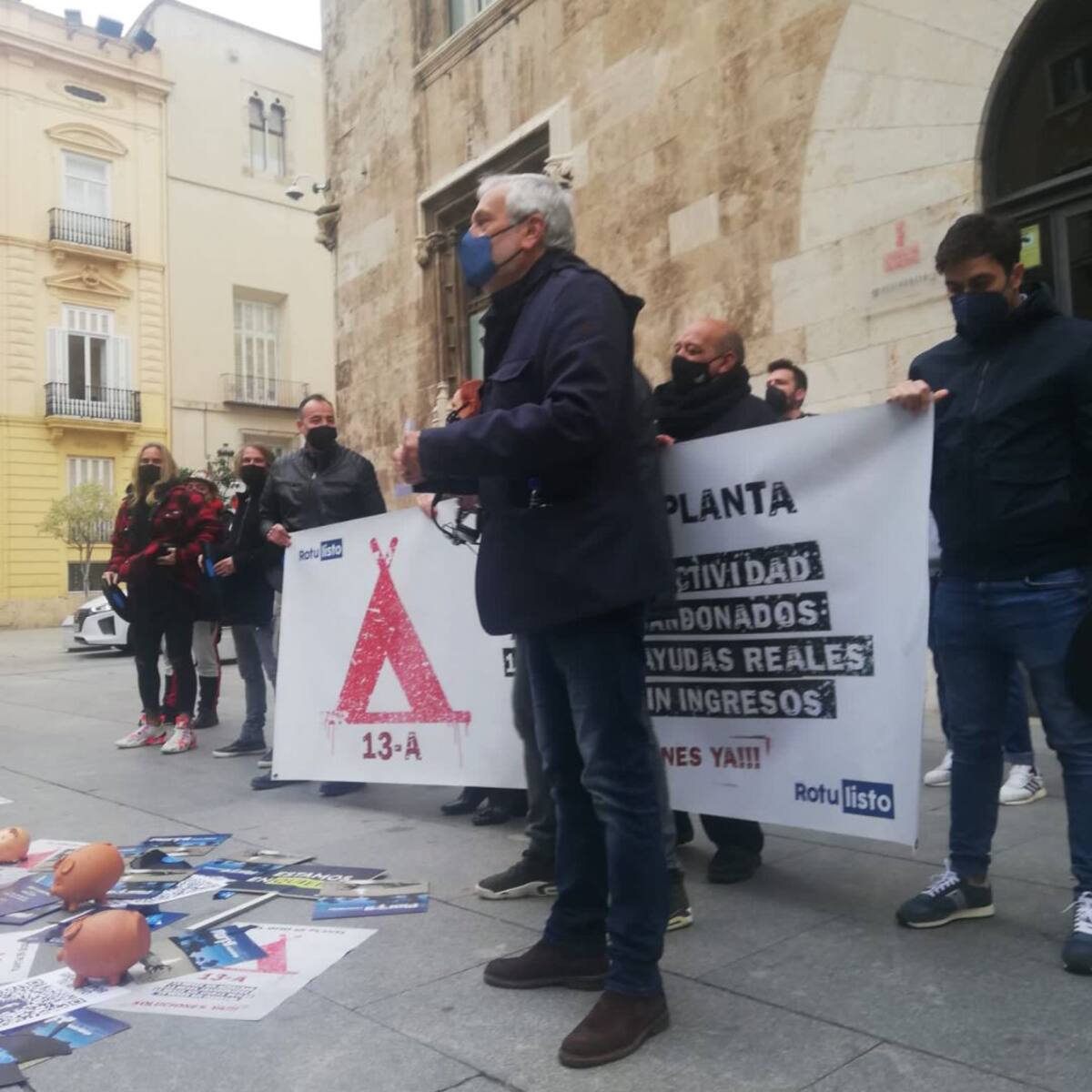 El ocio nocturno sigue acampado frente al Palau de la Generalitat a la espera de ayudas económicas
